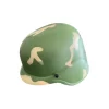 Militærhjelm og uzi, børn