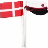 Røde studenterhuer og flag på pind